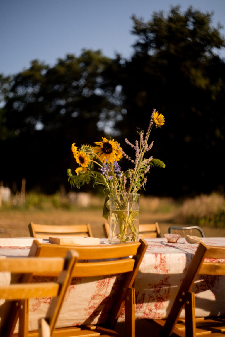 Zonnebloemen op dinertafel