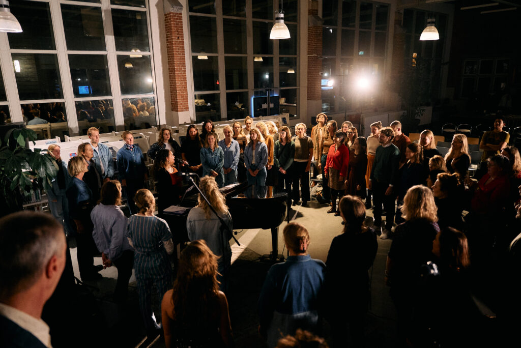 Mensen nemen deel aan de Sing With Ease Workshop