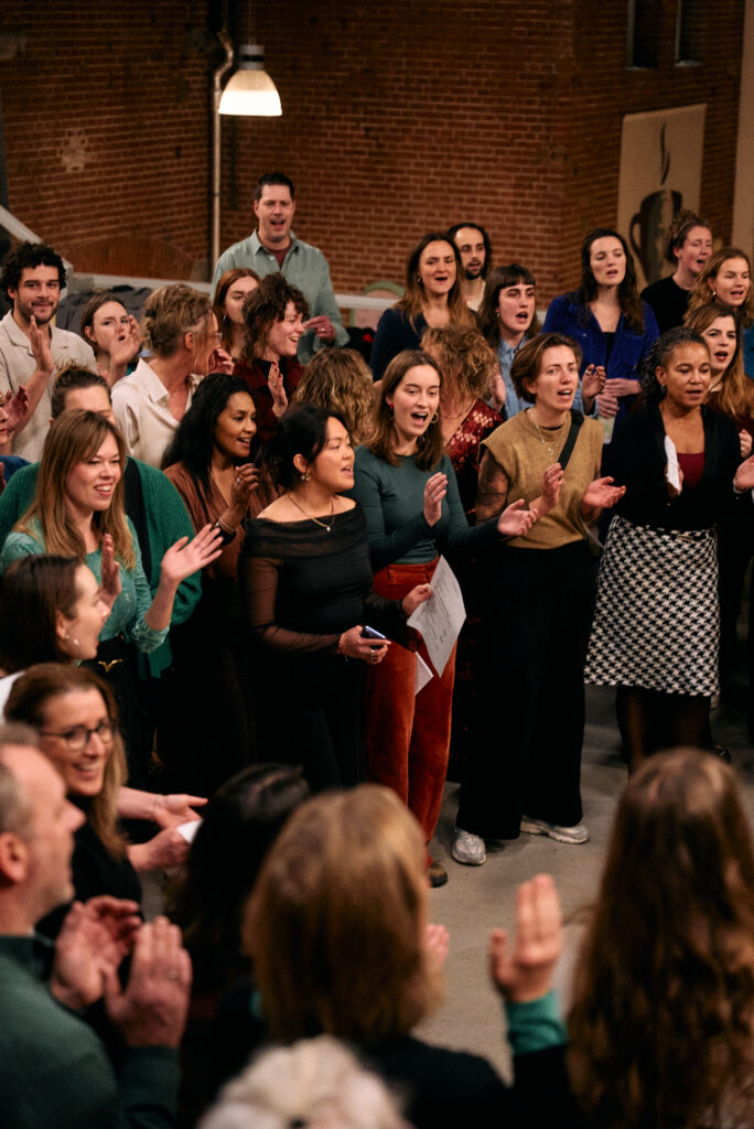 Gezellige mensen zingen in een koor van Ease Vocal Club