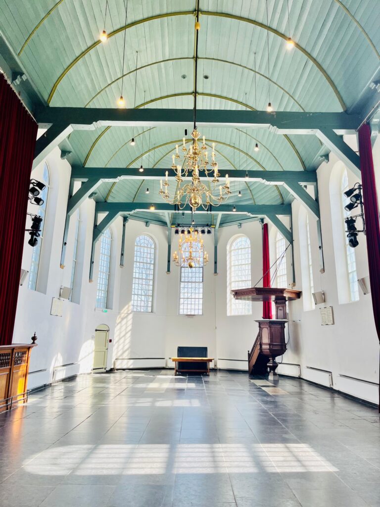Buiksloterkerk binnenkant Amsterdam Noord